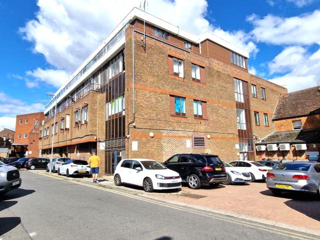 A VERY WELL PRESENTED TWO BEDROOM FLAT LOCATED IN THE HEARTS OF LUTON TOWN, PARK STREET2
