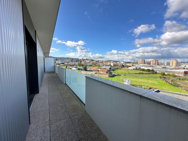 TOP e ÚNICO! Apartamento T3+1 Novo, Último Piso, c/ Varandas em Todas as Divisões e Garagem para 3 Carros. Pronto a Habitar! Aceita Permuta Parcial