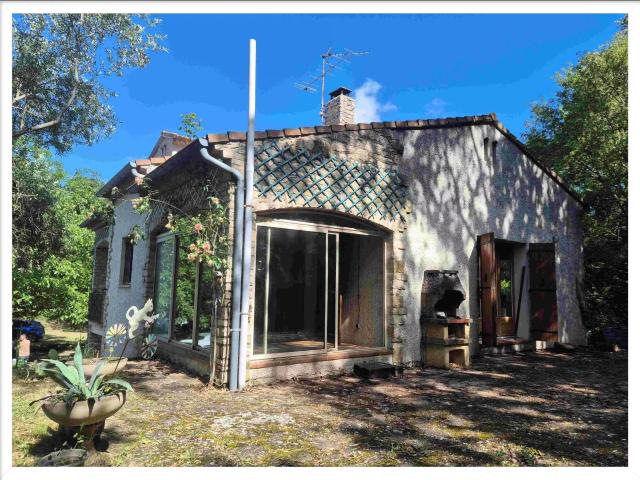 Villa familiale avec grand terrain arboré et vaste sous sol amenageable