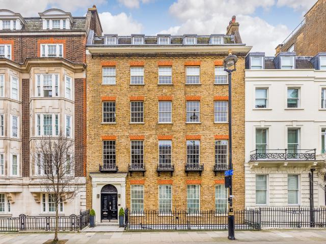 A Voluminous Two Bedroom Residence on New Cavendish Street