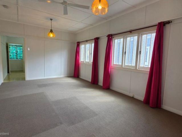 A warm and inviting home in a convenient neighbourhood