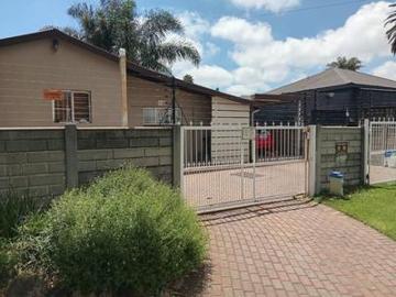 House for sale in Dan Pienaarville - Garden