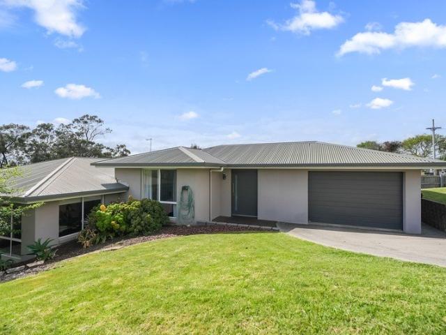 A Warm & Inviting Home Ready for Its Next Chapter
