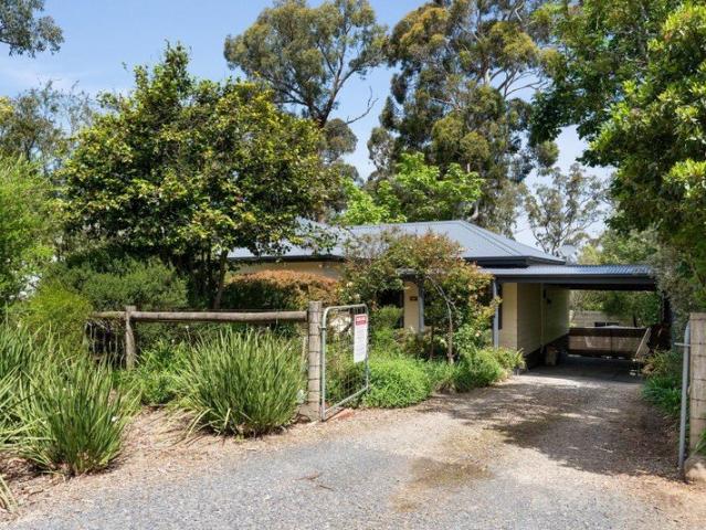 A WARM & WELCOMING COTTAGE IN A LEAFY SETTING ON 2,465M2