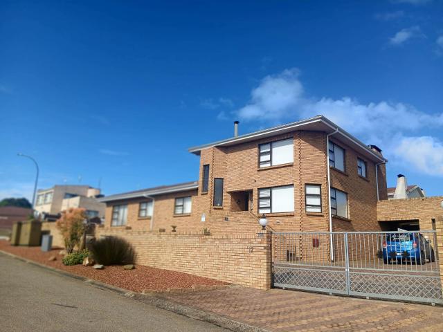 A Warm & Welcoming Family Home Near the Beach to rent