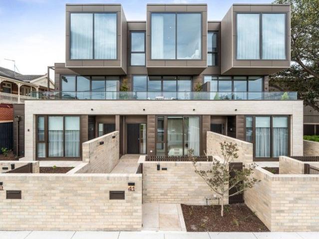 A Waterfront Life Without Compromise