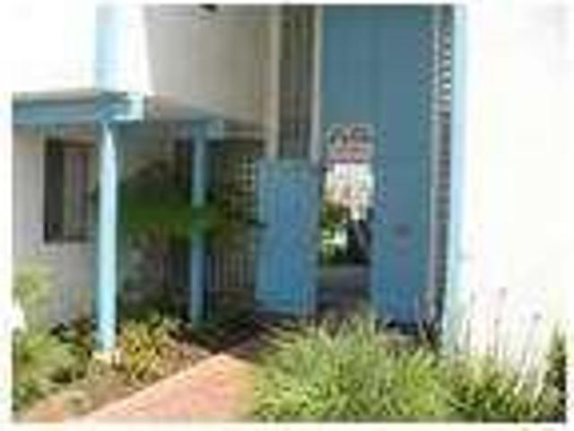 A welcoming complex with easy access to the 110 freeway