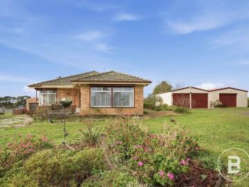 A WELCOMING COUNTRY RETREAT ON APPROXIMATELY 20 ACRES SPACE, COMFORT & LIFESTYLE