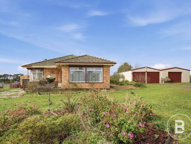 A WELCOMING COUNTRY RETREAT ON APPROXIMATELY 20 ACRES SPACE, COMFORT & LIFESTYLE
