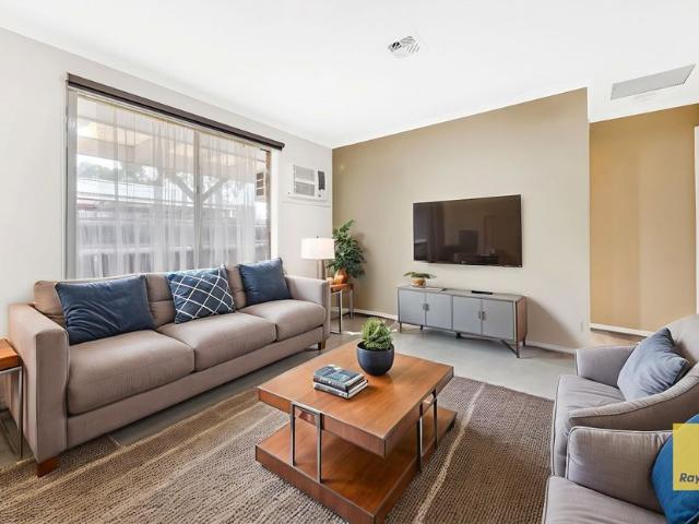 A Welcoming Residence with Lifestyle Appeal!