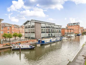 A well presented one bedroom apartment situated within a sought after modern development in the heart of Worcester. To Let £925pcm