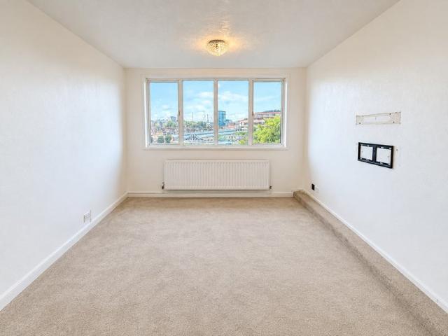 A well presented one bedroom furnished apartment i