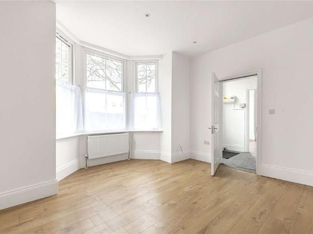 A well presented one bedroom, two bathroom ground floor flat