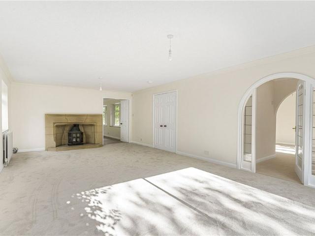 A well presented and modernised five bedroom detached family home, benefiting from an integral double garage and generous driveway. Situated within easy reach of local amenities, schools and transport links in the popular town of Southam
