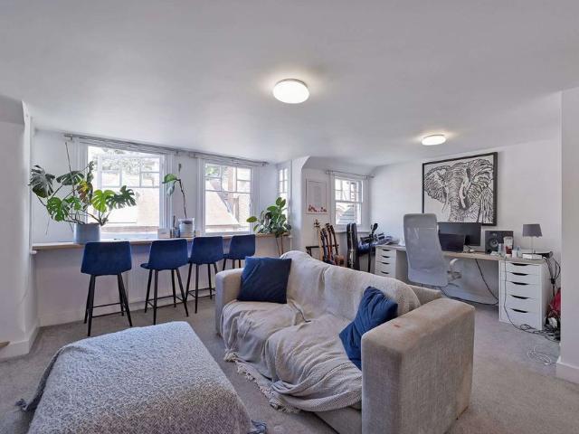 A well presented and spacious first floor character apartment situated in the centre of town
