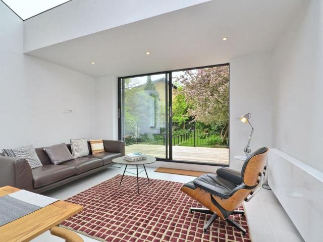 A well presented coach house available to rent in Belsize Park NW3