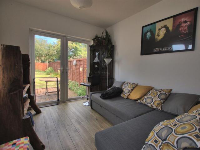 A well presented furnished double bedroom on the first floor in this professional 6 bedroomed shared house situated in Trumpington. Ideally located for easy access to Cambridge City Centre, Addenbrookes, Cambridge Train Station, M11 and guided bus ro