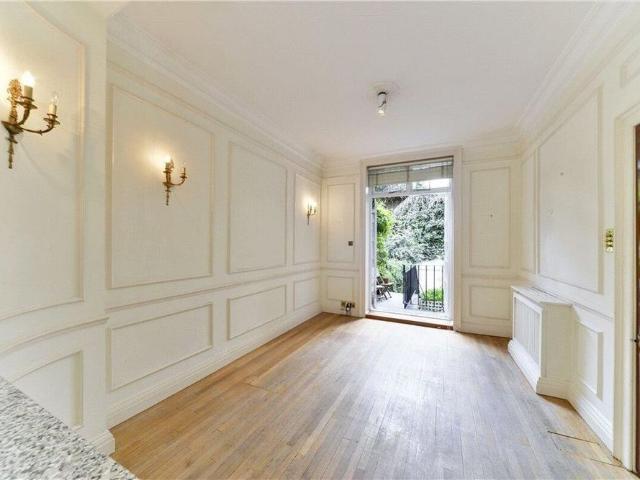 A well presented five bedroom house to rent in the heart of Chelsea, SW3