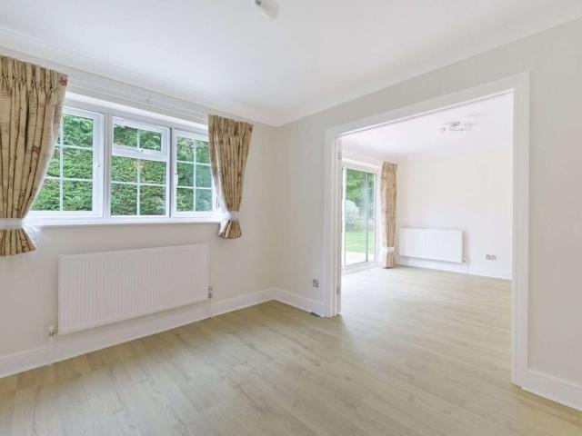 A well presented four bedroom detached home located within a cul de sac. Available Now on an unfurnished basis