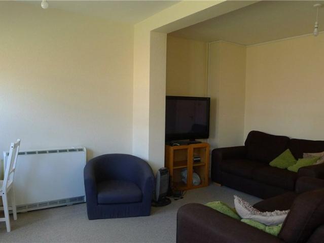 A well presented ground floor apartment with access to the garden. Suitable for single occupation only due to planning restricitons
