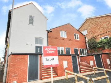 A well presented two bedroom mid mews townhouse ideally located on London Road in Worcester, offering convenient access to the city centre, local amenities and transport links. To Let £950pcm