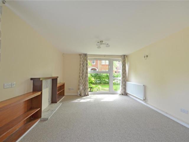 A well presented two bedroom apartment situated in a beautiful garden surrounding, in the popular area of Newnham within walking distance of the City Centre & local amenities