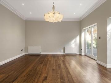 A well presented two bedroom duplex for rent in Knightsbridge