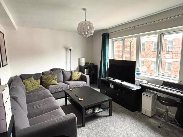 A well presented two bedroom first floor apartment ideally situated in the heart of Bromsgrove. To Let £825pcm