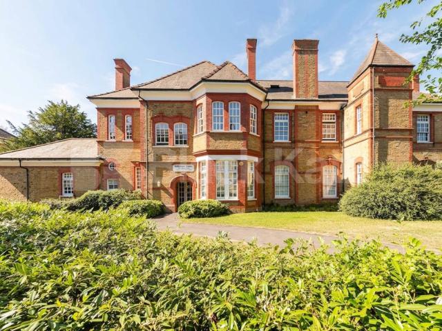 A well presented and spacious two bedroom, two bathroom split level apartment set within the sought after Ballentyne Court development, N21.Available from the start of September, this generously proportioned property offers two large double bedrooms