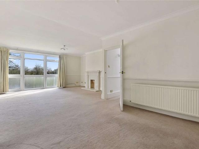 A well presented two bedroom two bathroom apartment positioned on the first floor. There is parking to the front and a private garage. Available 12th December and unfurnished