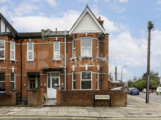 A well presented three bedroom furnished home situated on the popular Newton Road, NW2