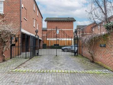 A well presented townhouse located in a secure, gated mews in the heart of Worcester City Centre. To Let £1,150pcm
