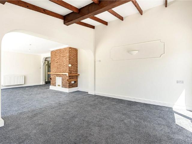 A well presented 4 bedroom detached property with a garage, driveway parking, paddocks and stables in Berkswell