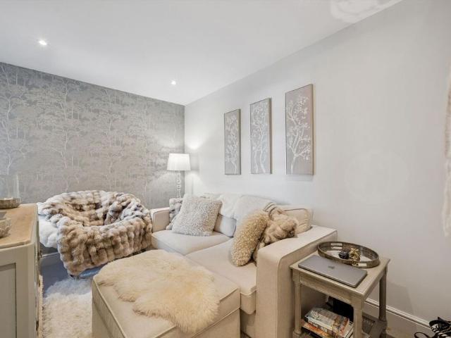 A well proportioned first floor apartment situated on Culverden Road, offering approximately 673 sq ft of internal living space