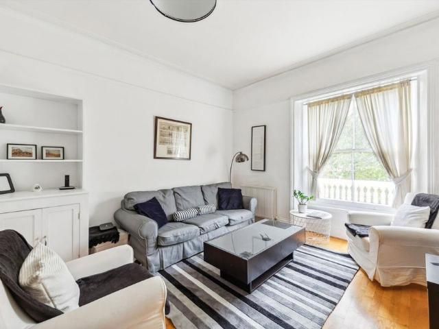 A well proportioned 2 bedroom apartment to rent on Queen's Gardens, Hyde Park