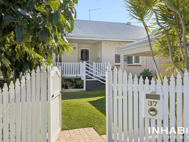 A White Picket Fence & Cottage Charm Means A Home Dreams Are Made Of