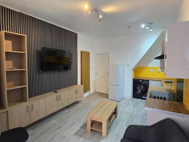 A Wilmslow Road, Manchester 4 bed flat to rent £1,907 pcm £440 pw
