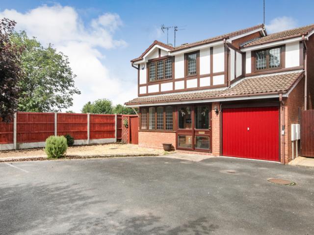 A wonderful four bedroom detached property situated within Kidderminster. To Let £1,550pcm