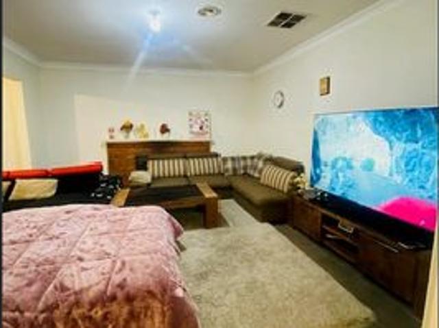 A wonderful Home not to be missed Walking distance to the station and shops