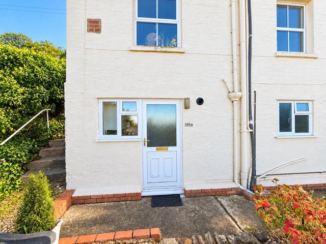 A wonderful studio apartment in sought after West Malvern, enjoying far reaching views and an outdoor seating area. To Let £575pcm