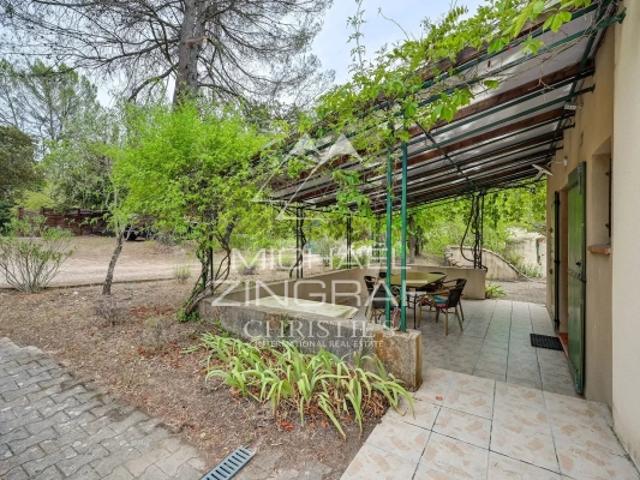 A 14 km d'Aix en Provence, maison familiale avec deux logements, oliveraie