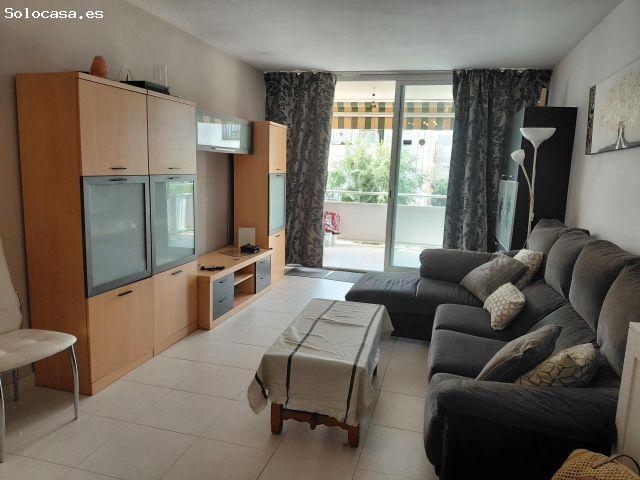 ? A 150 metros de la playa: amplio piso con terraza en Cala Millor y una oportunidadd diferente