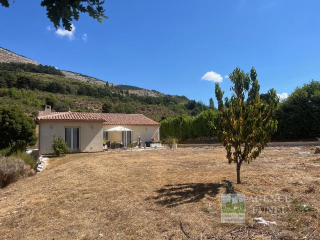 A 15 Min de St Vallier Escragnolles Très belle villa récente de plain pied fonctionnelle Terrain 1500 m2