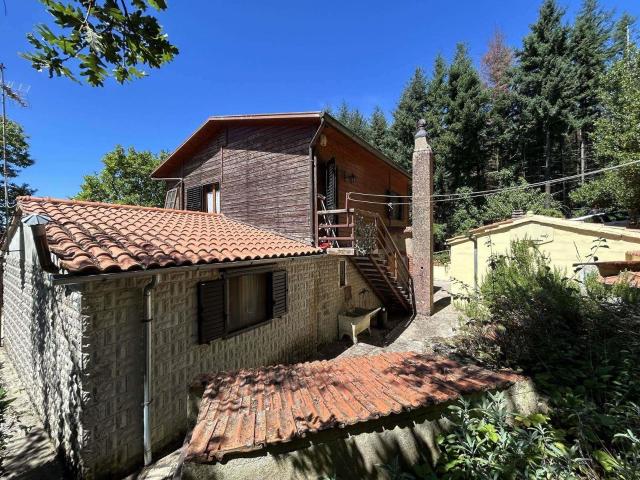 A 15 minuti dal centro storico di Cortona, proponiamo in ven. 220m² Cortona
