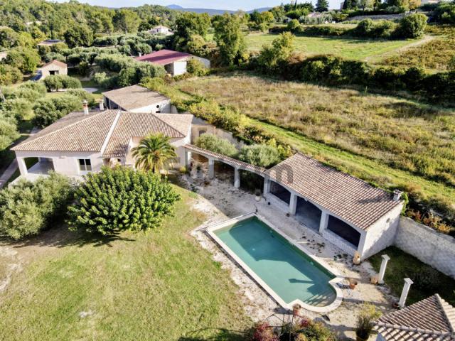 A 18 km d'Uzès, élégante maison de plain pied avec un magnif