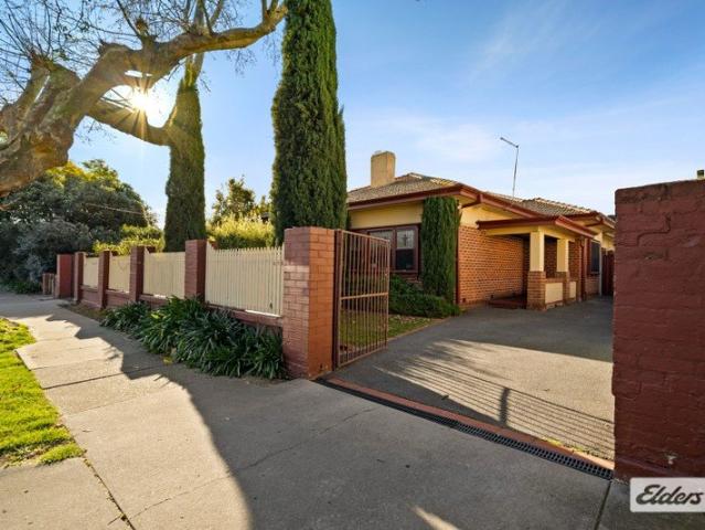 A 1935 Classic with Character, Comfort & Central Albury Convenience