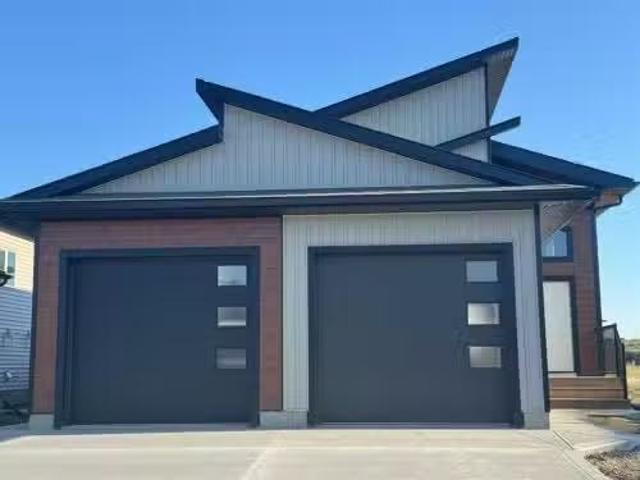 A 10210 128 Avenue, Grande Prairie, AB, T8V 6S9 house for le.