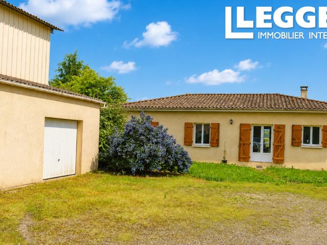 A plus de 300m du premier voisin, Isolée en pleine campagne, maison de plain pied avec sa dépendance