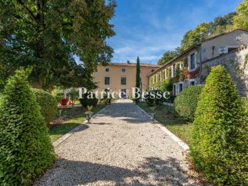 À 10 min de Poitiers, sur 2 ha avec piscine, une maison de m. 410m² Poitiers