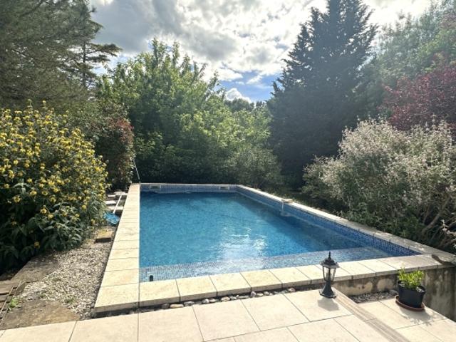 À 10 minutes d’Uzès, maison récente, 3 chambres. Terrain 1 800 m². Garage. Piscine
